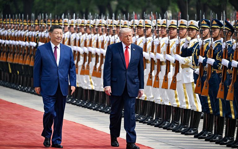 O presidente dos Estados Unidos, Donald Trump, passa em revista as tropas ao lado do presidente da República Popular da China, Xi Jinping, em Pequim, China