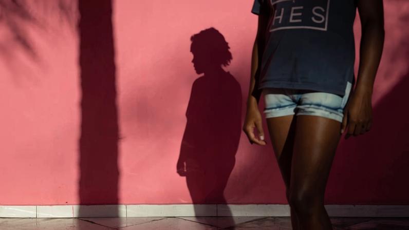 Adolescente acolhida pela Associação Meninadança/Casa Rosa, que oferece aulas de dança e artesanato para meninas e adolescentes em situação de risco em Cândido Sales (BA), cidade na beira da BR-116 - Mathilde Missioneiro - 29.nov.21/Folhapress