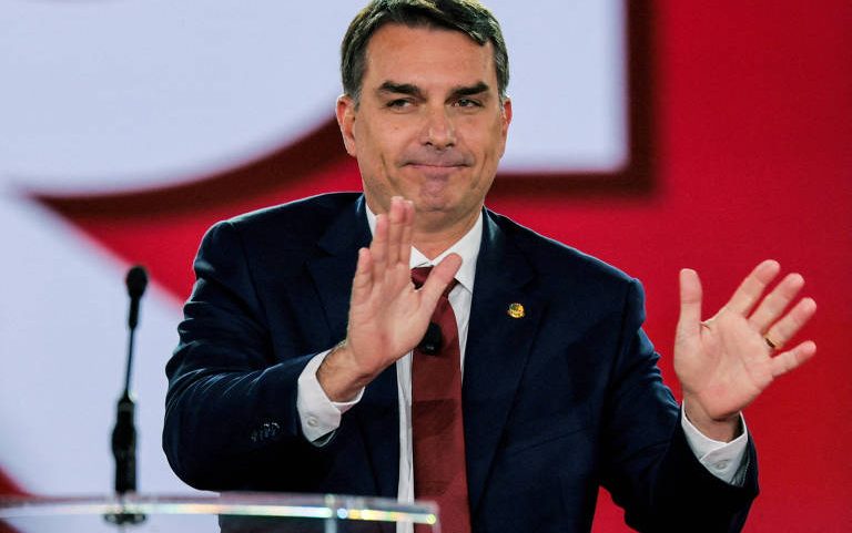 O senador e pré-candidato à Presidência, Flávio Bolsonaro, durante conferência no Texas.