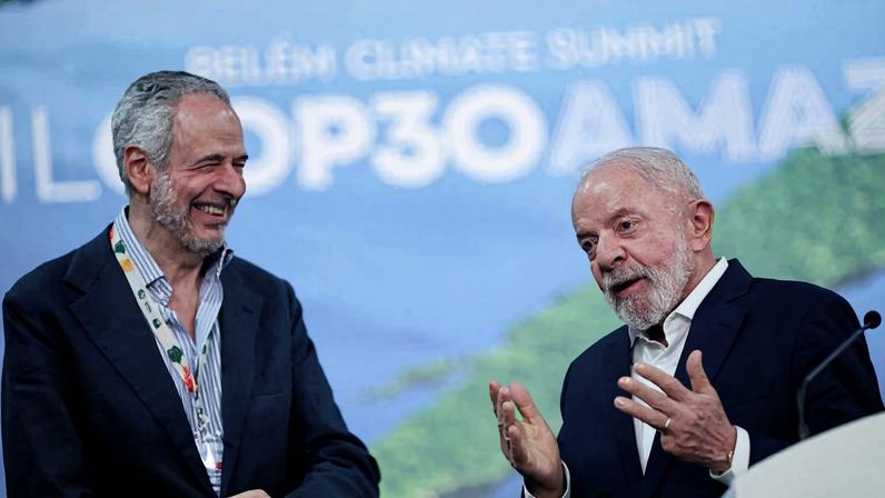 O embaixador André Corrêa do Lago ao lado do presidente Lula, durante evento da COP30, em Belém