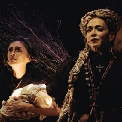 Juliana Linhares e Laila Garin cantam histórias de morte em As Centenárias