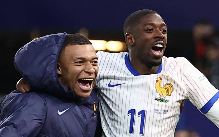 Mbappé (à esq.) e Dembélé celebram vitória da França pelas quartas de final da Euro contra Portugal