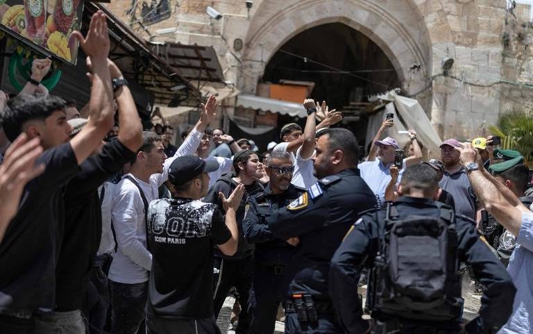 Polícia separa colonos israelenses nacionalistas e ativistas de esquerda durante confrontos na Cidade Velha de Jerusalém, no desfile do Dia de Jerusalém