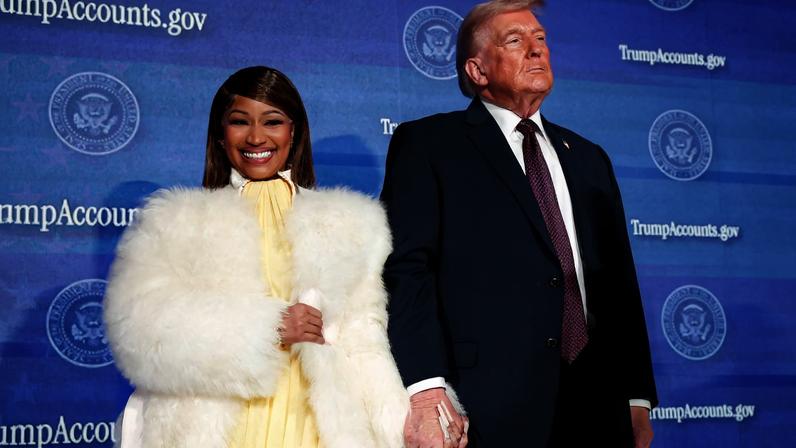 Nicki Minaj fez questão de aparecer de mãos dadas com Donald Trump em um evento conservador