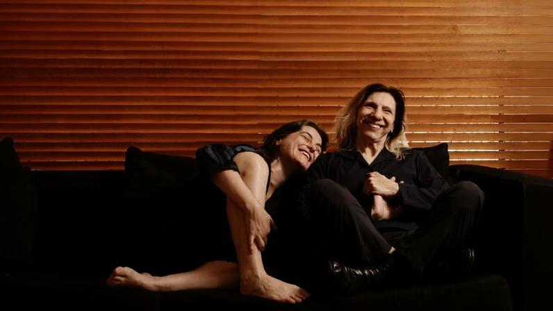 Denise Stoklos (à dir. ) e Alessandra Maestrini no bairro Vila Madalena, zona oeste de São Paulo - Karime Xavier / Folhapress
