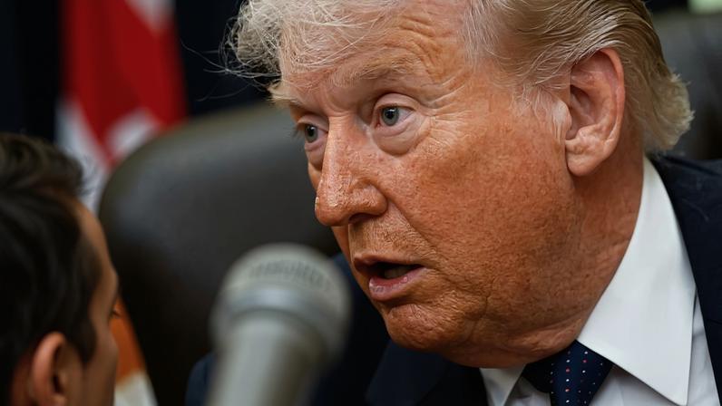 Presidente Donald Trump gesticula durante discurso no Salão Oval da Casa Branca, em Washington