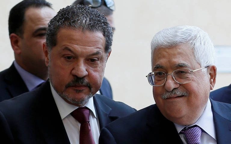 O presidente palestino, Mahmoud Abbas, e seu filho, Yasser Abbas, deixam um hospital em Ramallah, na Cisjordânia ocupada por Israel