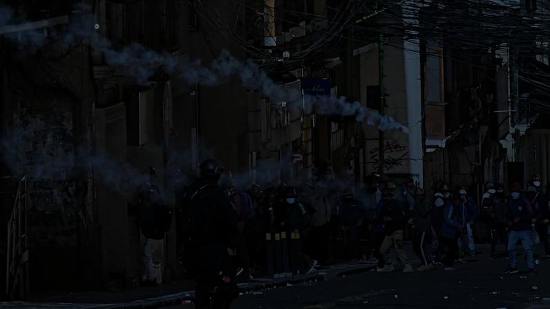 Policiais lançam gás lacrimogêneo em manifestanets em La Paz