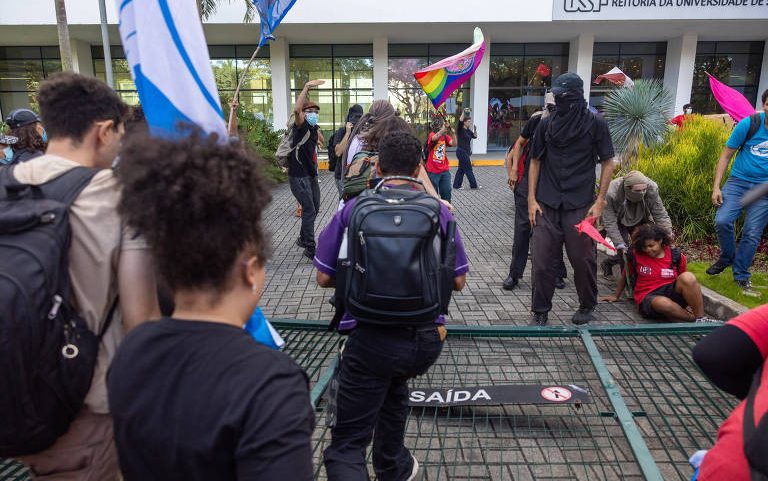 Estudantes da USP em greve invadem a reitoria da universidade