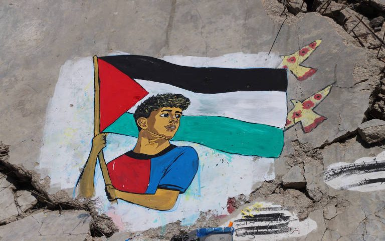 Mural em escombros na Cidade de Gaza retrata Lamine Yamal com a bandeira palestina