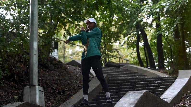 Mulher se alonga em parque de Nova York