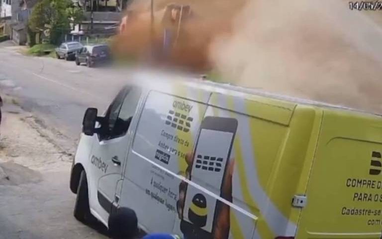 Caminhão desgovernado levanta nuvem de poeira após atingir veículos na RJ-150, em Nova Friburgo; três pessoas morreram no acidente
