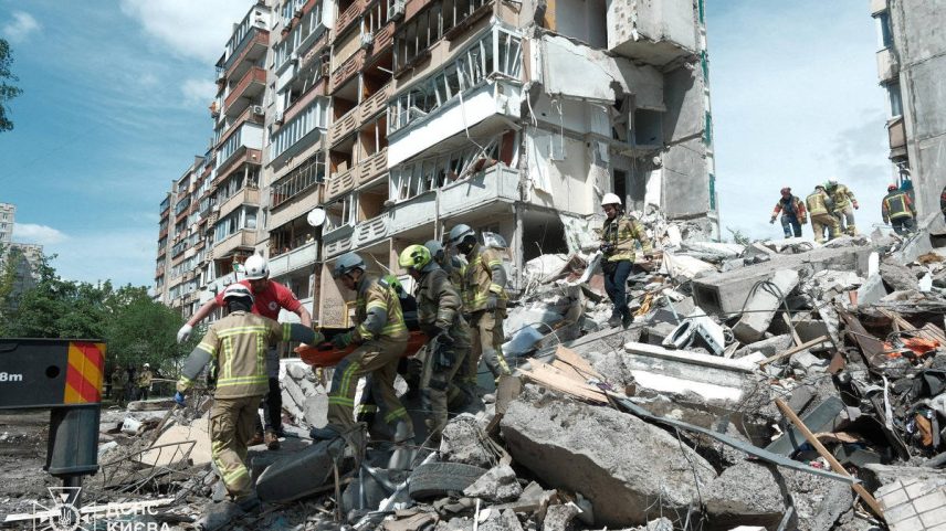 Socorristas recuperam corpo de destroços de prédio atingido por projéteis russos em Kiev