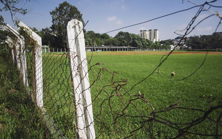 Campo e sede do Grêmio Esportivo e Recreativo Cruz da Esperança de futebol de várzea, que vai dar lugar ao Clube Campo de Marte
