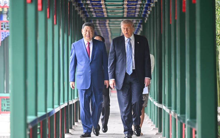 Xi Jinping e Donald Trump caminham no complexo Zhongnanhai, em Pequim