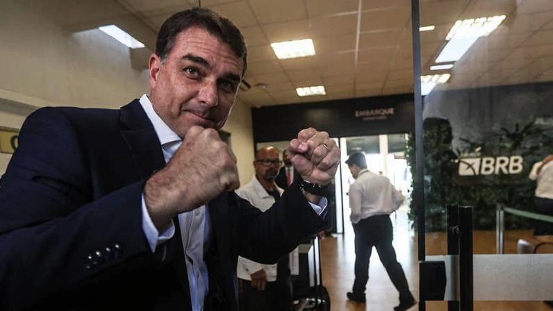 O senador Flávio Bolsonaro (PL) após falar com a imprensa no aeroporto em Brasília