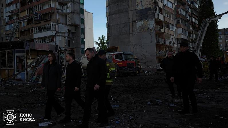 O presidente da Ucrânia, Volodimir Zelenski, visita área de prédio atingido por bombardeio russo, em Kiev