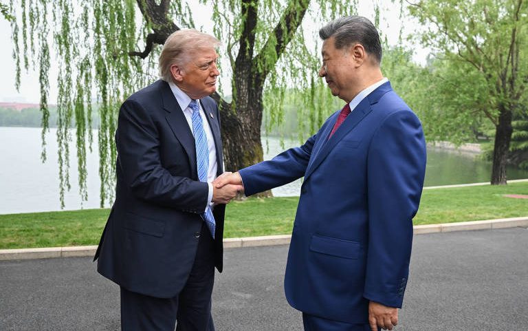 Donald Trump e Xi Jinping se cumprimentam no último dia de encontros entre os dois líderes em Pequim