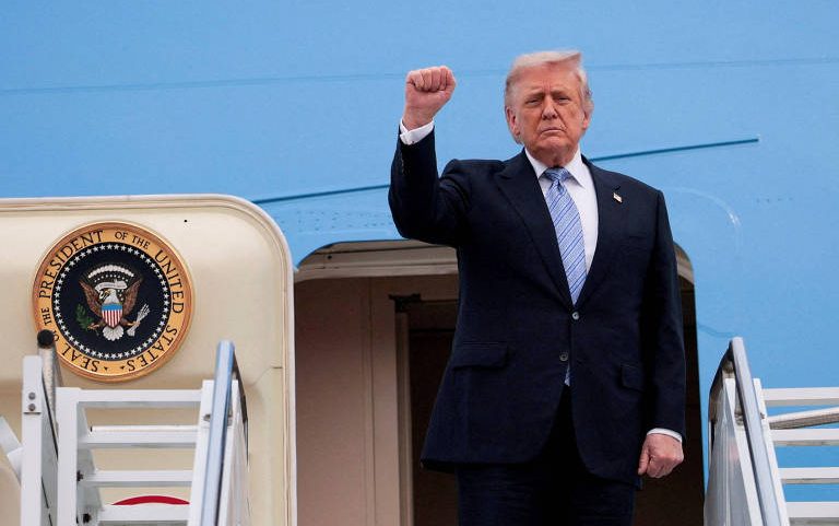 Em Pequim, Donald Trump faz gesto antes de entrar no Air Force One rumo a Washington