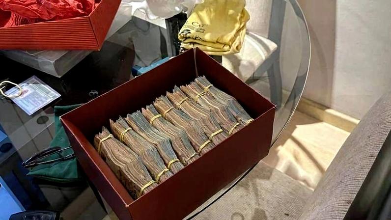 Dinheiro apreendido na casa de policial civil em operação da Polícia Federal