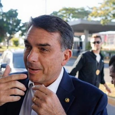 Flávio Bolsonaro afirma que não precisa justificar conversas com Vorcaro