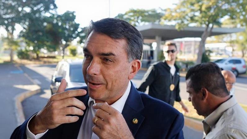 O senador Flávio Bolsonaro (PL-RJ) no Aeroporto de Brasília, de onde saiu para agenda no Rio de Janeiro