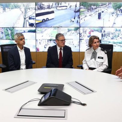 Governo britânico fragilizado ante manifestação recorde da extrema direita