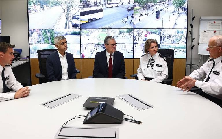 Keir Starmer (centro) participa de encontro com a cúpula da Metropolitan Police junto com o prefeito de Londres, Sadiw Khan (à esq. do premiê); governo se prepara para fim de semana de protestos na capital britânica