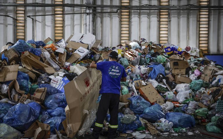 Coleta seletiva de resíduos na Coopercaps, cooperativa de São Paulo