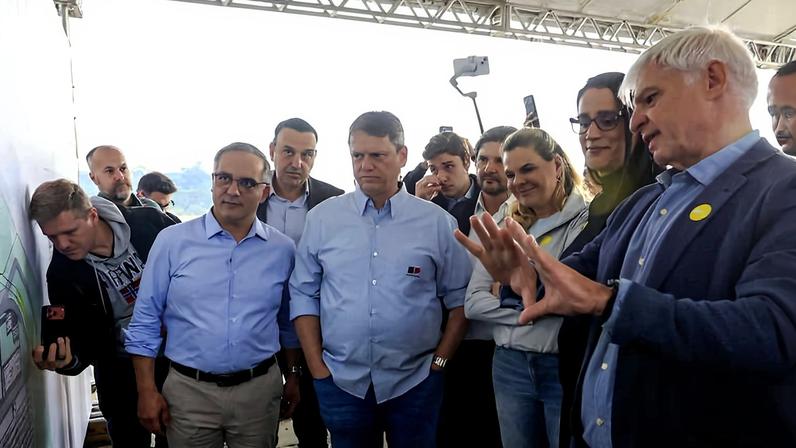 O governador Tarcísio de Freitas (Republicanos), durante visita à antiga fábrica da Ford, em São Bernardo do Campo