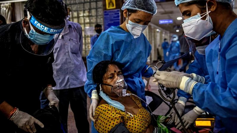 Paciente com Covid é atendida em hospital de Nova Delhi, na Índia, em 2021, ano mais crítico da pandemia