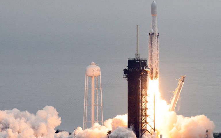 Falcon Heavy da SpaceX decola carregando uma espaçonave da Nasa para investigar o asteroide Psyche, a partir do Centro Espacial Kennedy em Cabo Canaveral, Flórida (Estados Unidos) em 13 de outubro de 2023