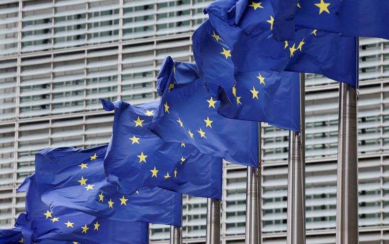 A bandeira da União Europeia tremula na sede da UE em Bruxelas