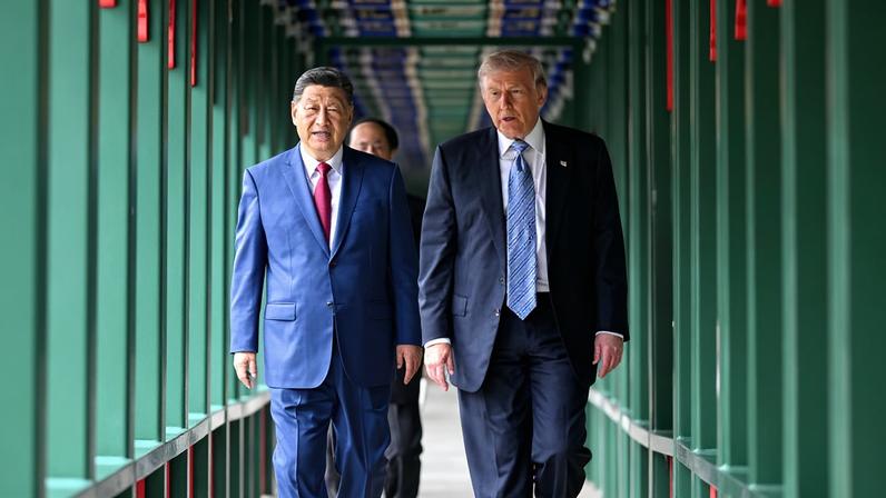 Os líderes de China e EUA, Xi Jinping e Donald Trump, caminham pelo complexo Zhongnanhai, em Pequim