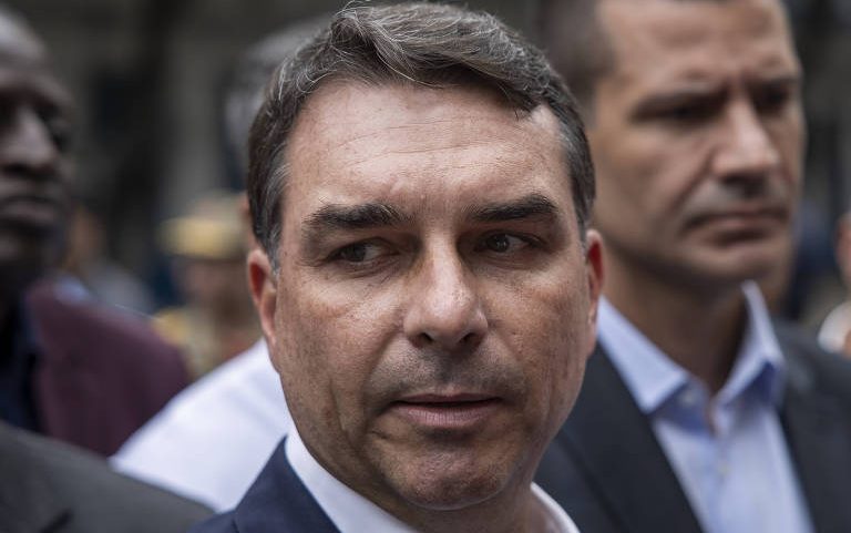 O senador Flávio Bolsonaro, no QG da Polícia Militar do estado do Rio de Janeiro
