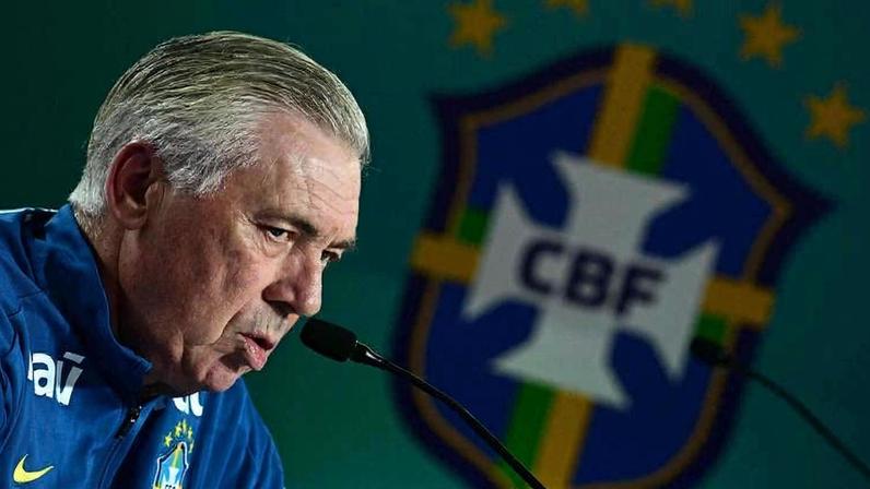 Carlo Ancelotti concede entrevista a jornalistas na Granja Comary, em Teresópolis