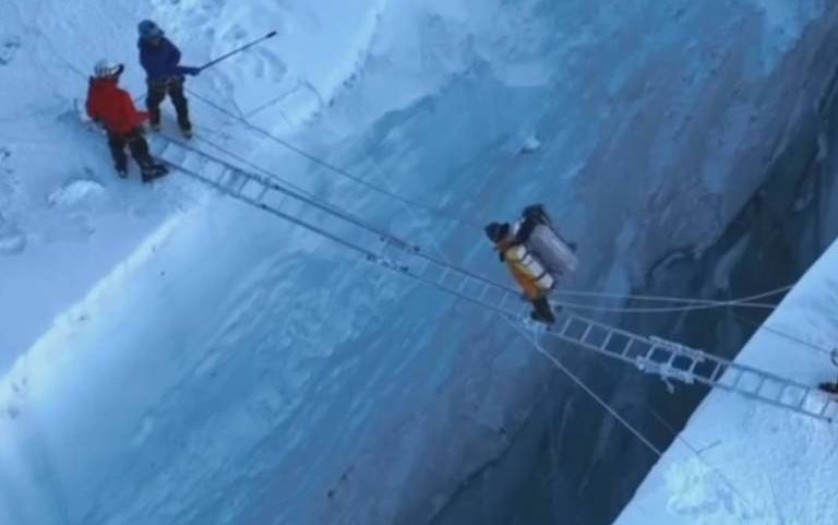 Murilo Vargas cruza fenda de mais de 30 metros de profundidade na cascata de gelo de Khumbu, cruzamento inicial do acampamento-base do Everest em direção ao acampamento 1, início da escalada rumo ao cume, a 8.848 metros de altitude