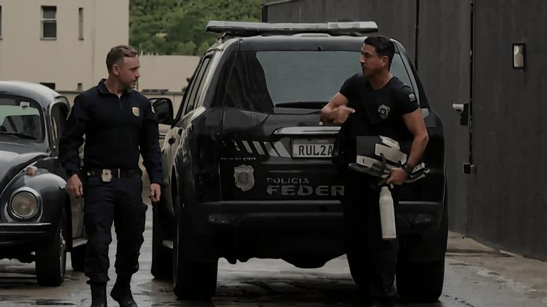 Agentes da Polícia Federal durante fase da operação que prendeu Henrique Vorcaro