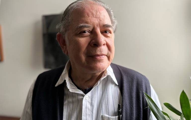 Obra da série 'Cromografia' (2026), acrílica e colagem de jornal sobre madeira, do artista Luciano Figueiredo