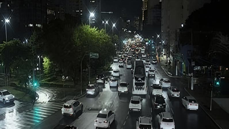 Trânsito na avenida Brigadeiro Faria Lima, zona oeste de São Paulo, na noite desta sexta-feira (15)