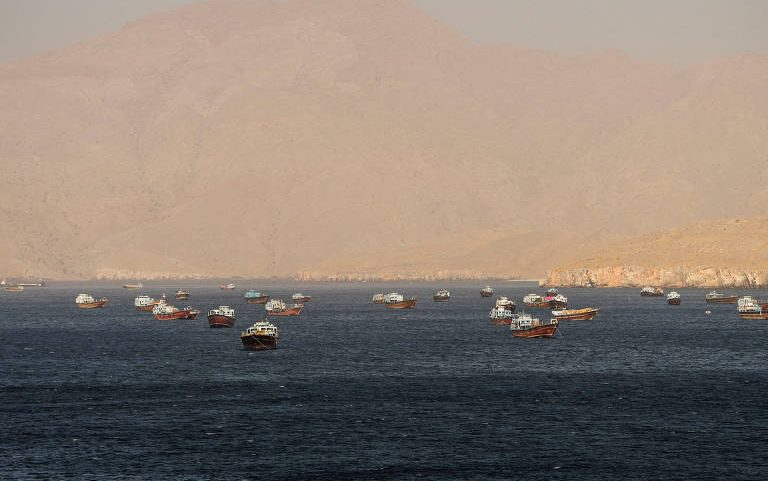 Embarcações no estreito de Hormuz, próximo a Omã