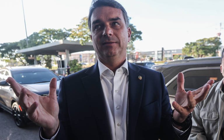 Candidato à Presidência Flávio Bolsonaro fala com jornalistas em frente ao aeroporto de Brasília nesta sexta-feira (15)