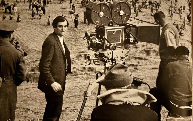 Stanley Kubrick, numa locação de seu filme 'Glória Feita de Sangue', em 1957