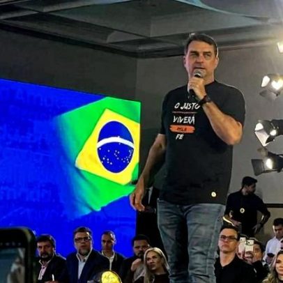 Flávio Bolsonaro defende uso de verba para filme sobre o pai