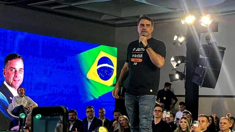 O pré-candidato à Presidência Flávio Bolsonaro (PL) durante agenda em Campinas (SP) na noite desta sexta-feira (15)