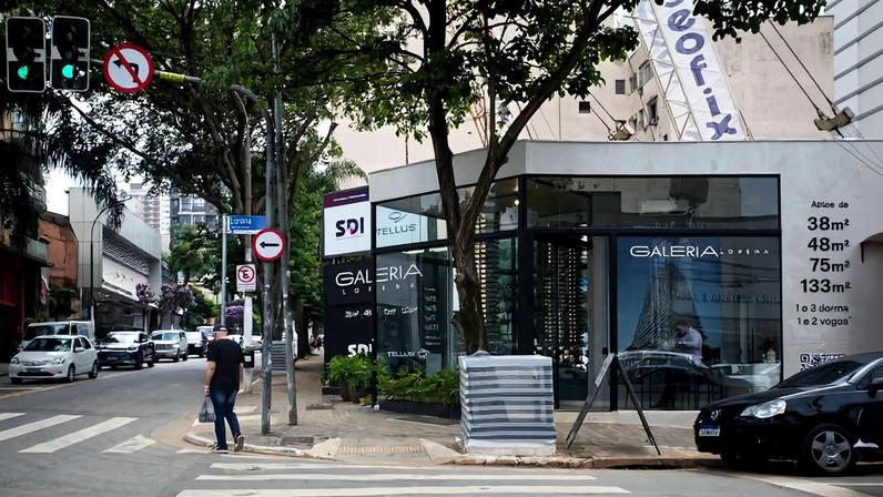 Estande de vendas e obra do Galeria Lorena, nos Jardins; projeto do empreendimento prevê separação entre apartamentos populares e para moradores de maior renda