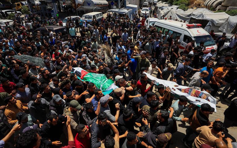 Palestinos fazem funeral para o comandante do Hamas Izz al-Din al-Haddad, sua esposa e sua filha, mortos em ataque israelense, na Cidade de Gaza