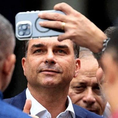 Flávio Bolsonaro defende cloroquina e critica medidas de Covid, pró-vacina