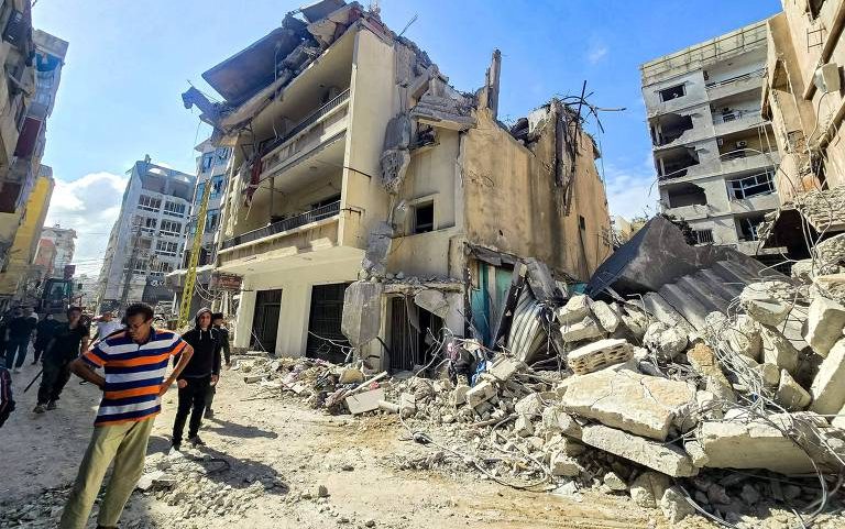 Prédios destruídos por ataques aéreos de Israel na região de Tiro, no sul do Líbano