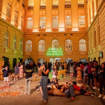 Exposição investiga o Brasil pelo humor e memes na internet